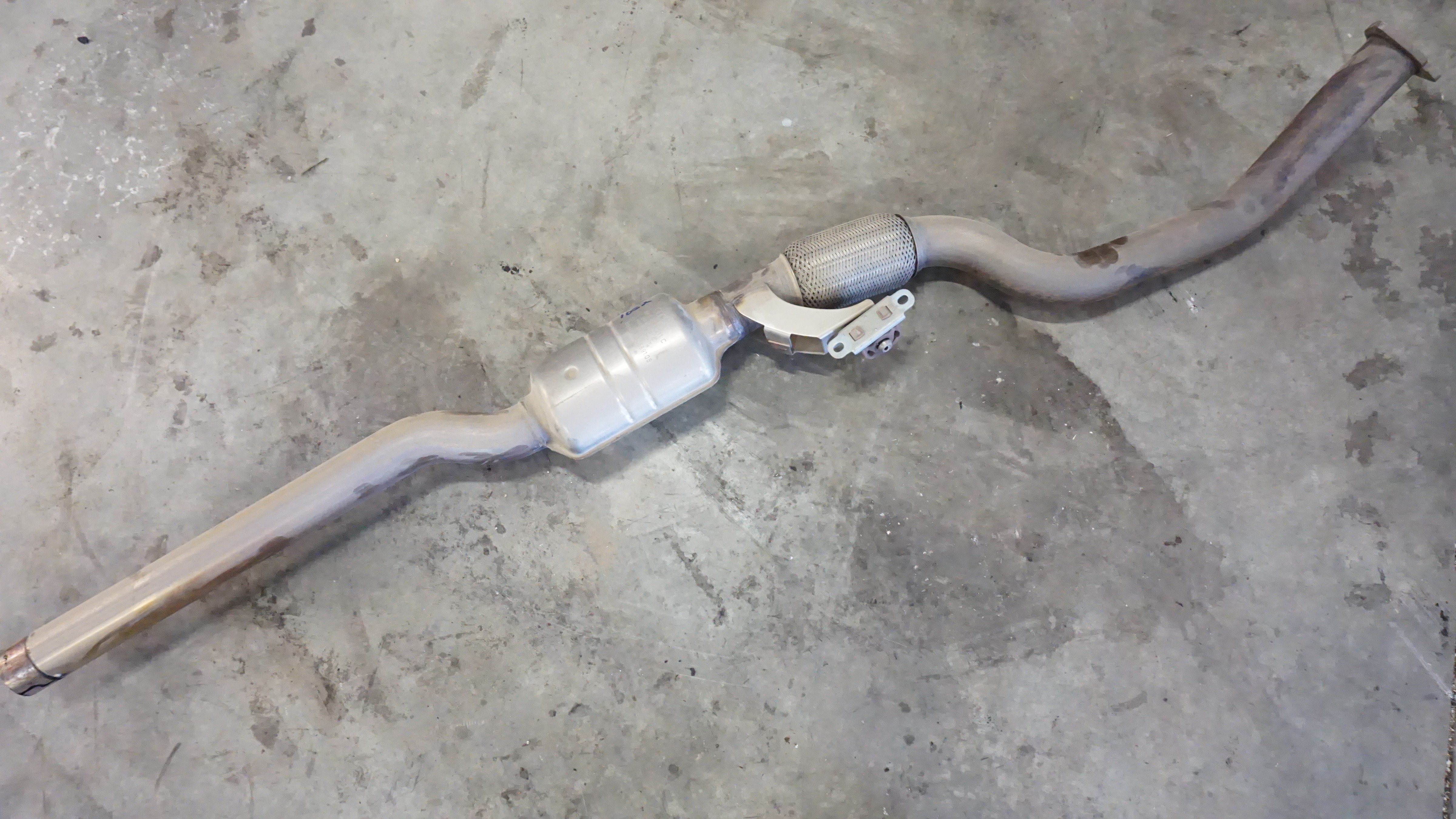 2011 2012 AUDI A8 - 4.2L V8 Passenger Side Exhaust Downpipe Resonator