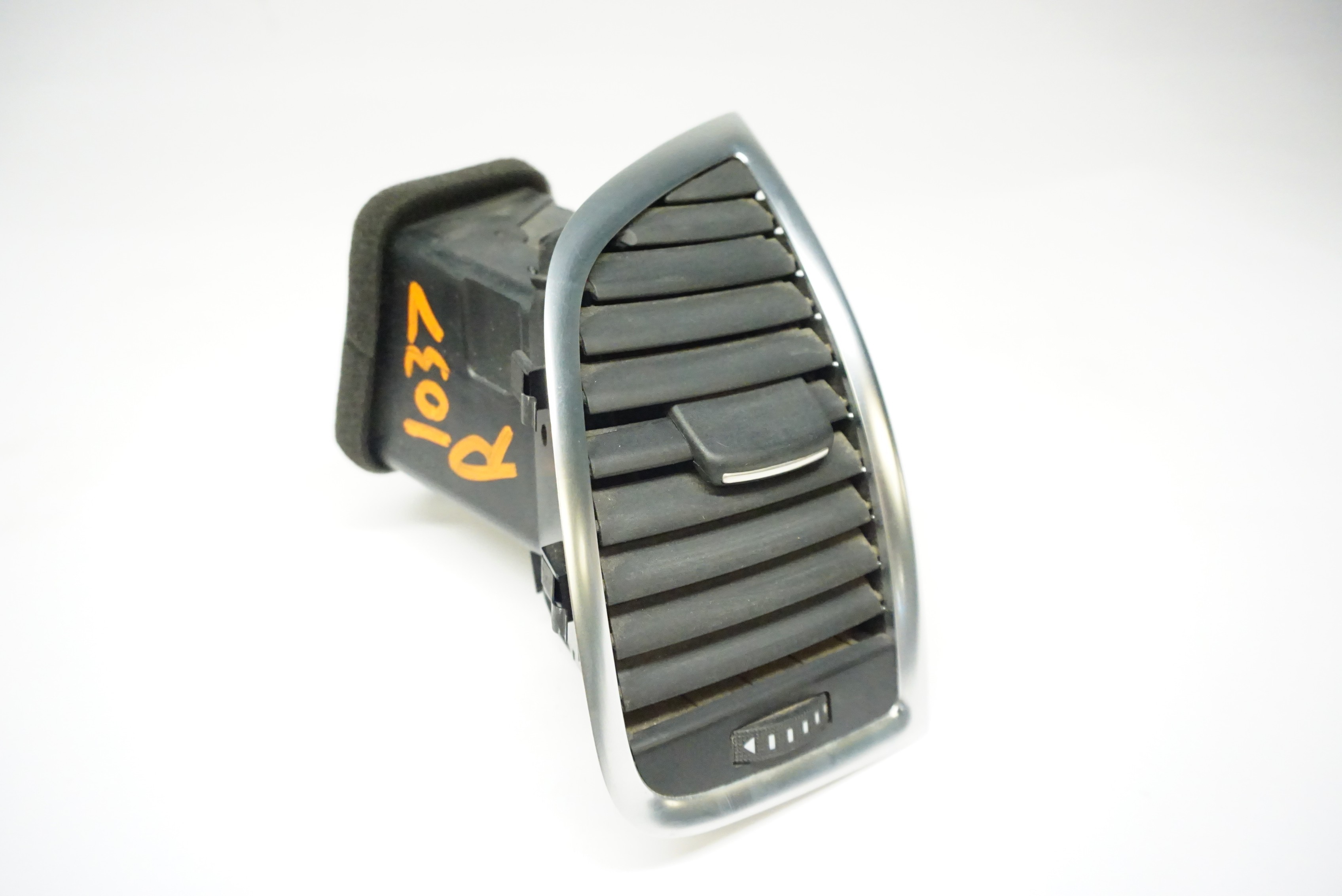 2007-2015 AUDI Q7 - Dash Air Vent Right 4L0820902T