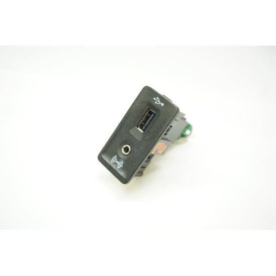 Volkswagen Beetle Golf Passat Aux / USB Interface 5G0035222E OEM