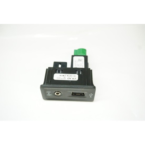 Volkswagen Beetle Golf Passat Aux / USB Interface 5G0035222E OEM