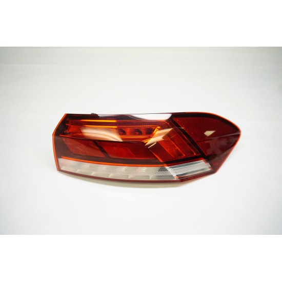 20-22 Volkswagen Passat - QUARTER PANEL MOUNTED BRAKE LIGHT TAIL LAMP RIGHT