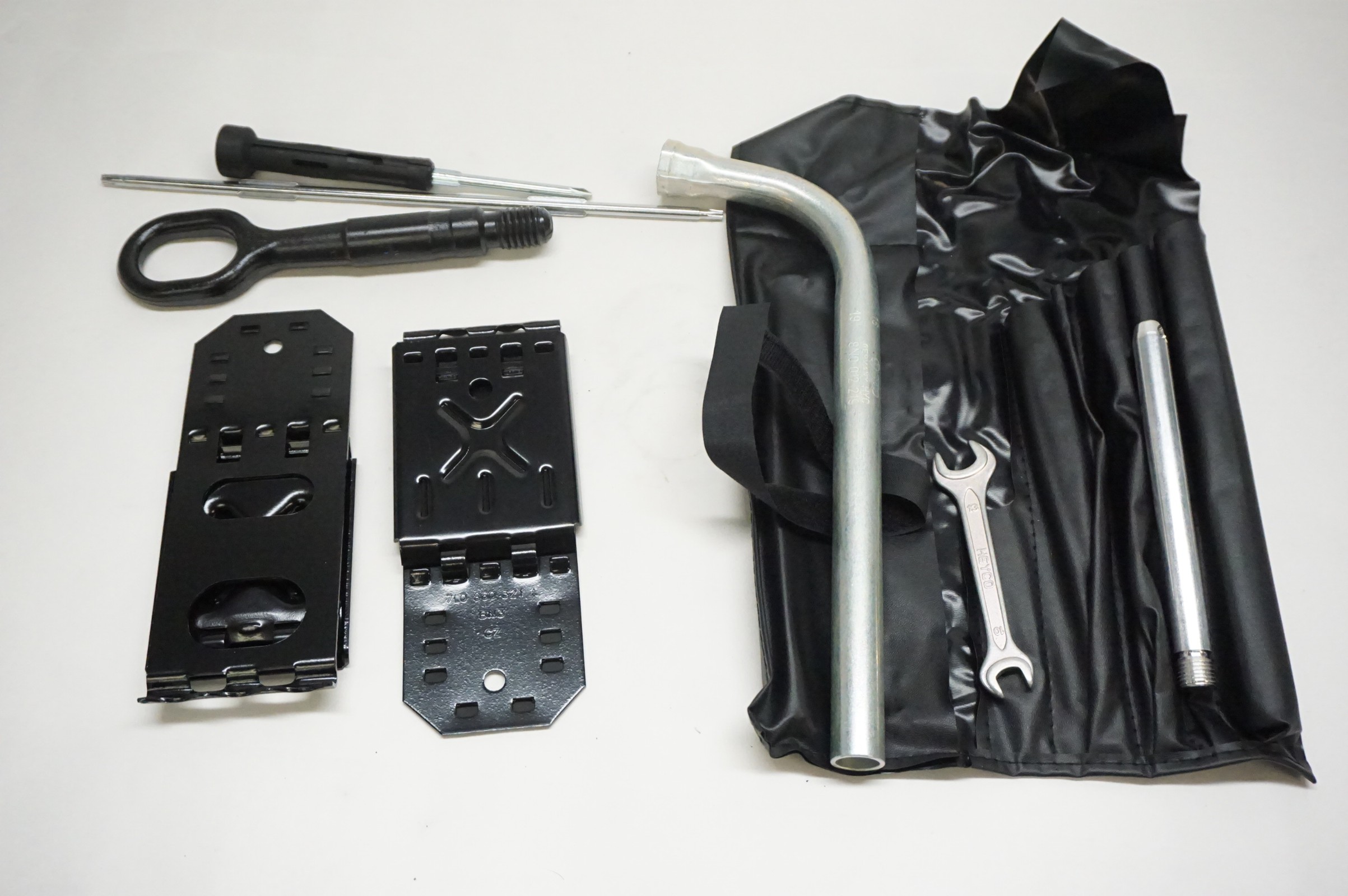 2014 - 2017 AUDI SQ5 Compact Tool Kit Wrench Stud Wheel Chock 8R0012115A