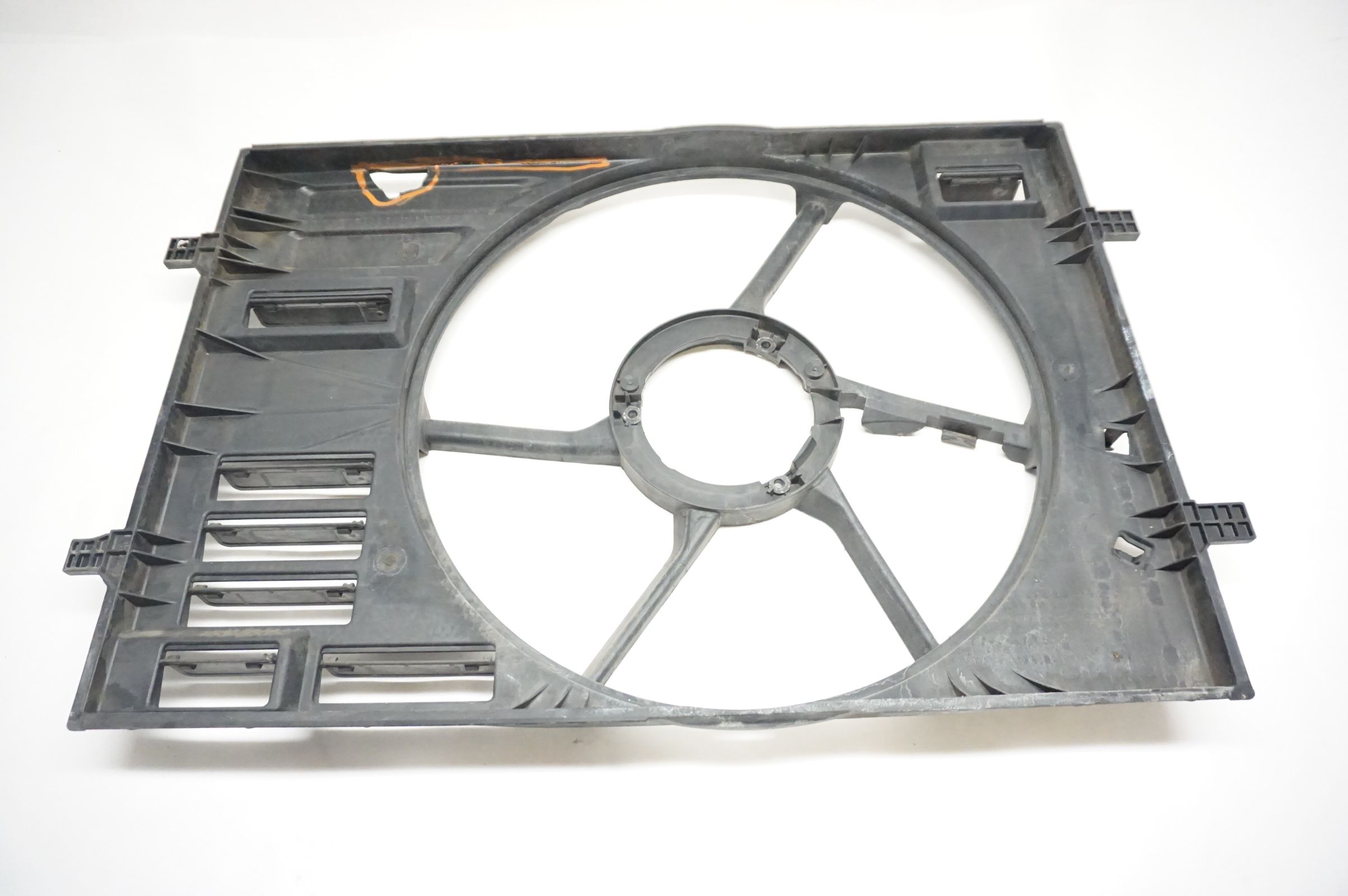 2017-2019 Volkswagen Alltrack Fan Shroud 5QM121205D CRACKED