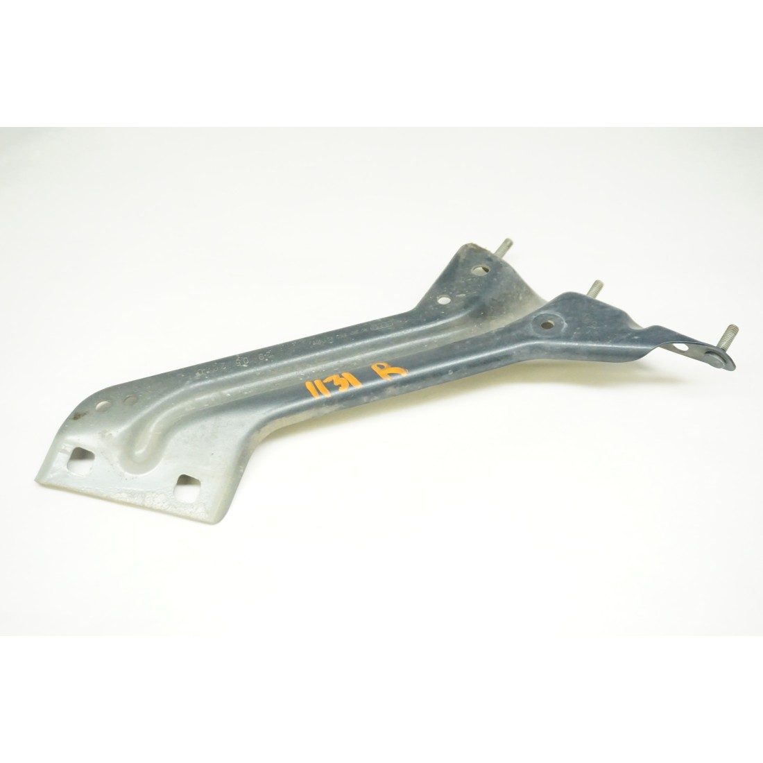 Fender support bracket 8r0821136